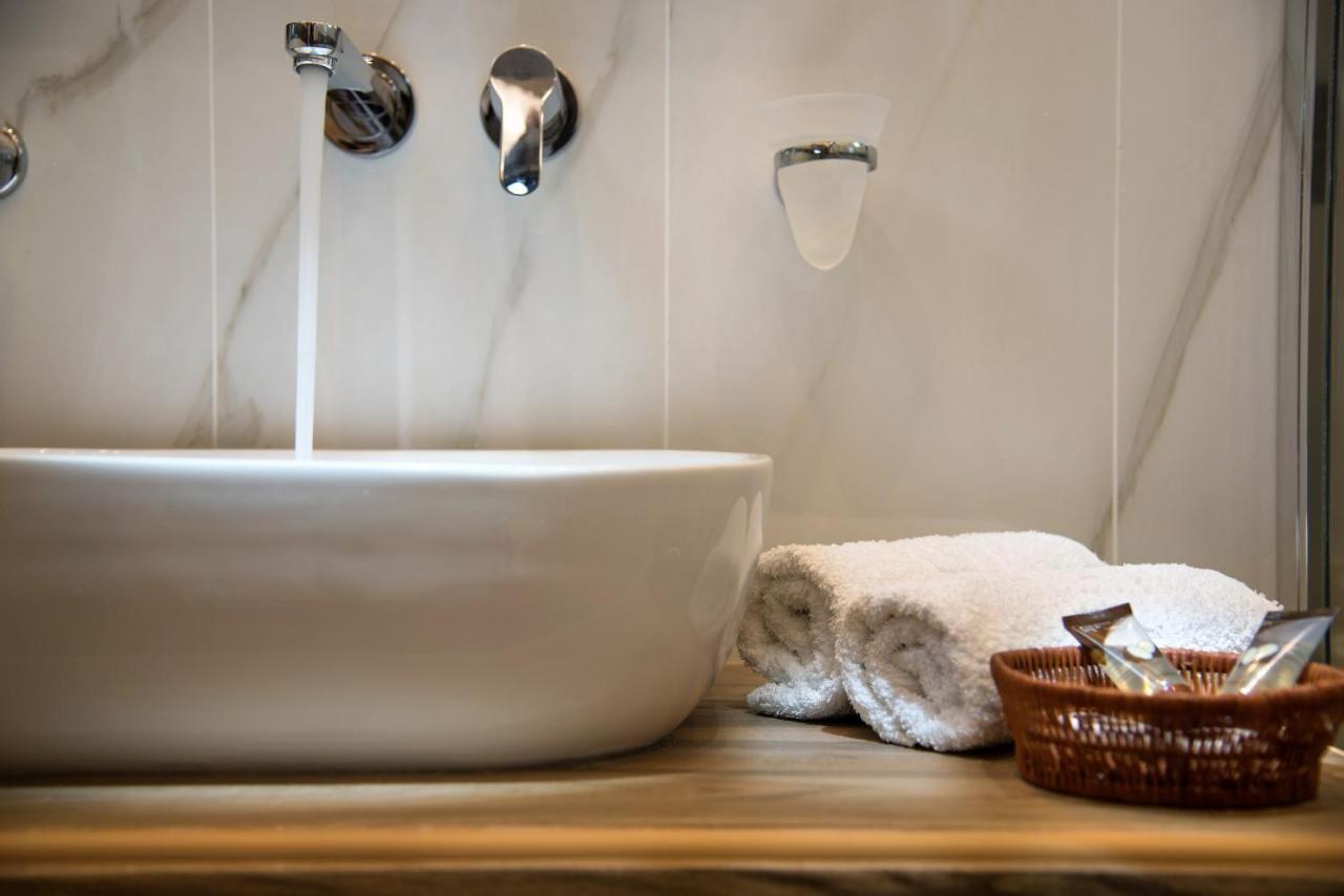 Angelica'S Deluxe Rooms In Adamas ภายนอก รูปภาพ
